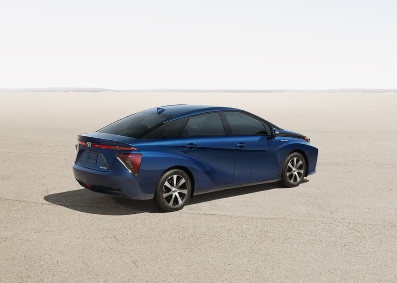 Toyota Fuel Cell Sedan arka üç çeyrek görünümü