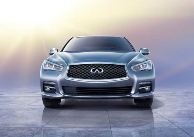 Infiniti Q50 önden üç çeyrek görünüm