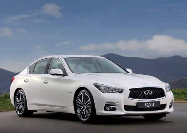 Infiniti Q50 ön görünüm ve kaput çizgileri
