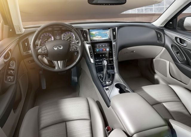 Infiniti Q50 gösterge paneli ve çift ekranlı konsol