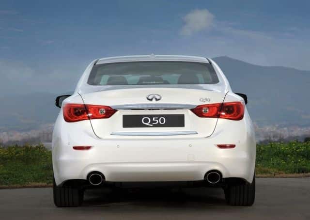 Infiniti Q50 arka tasarımı ve bagaj kapağı
