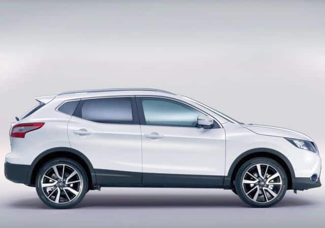 Beyaz Nissan Qashqai yandan görünüm