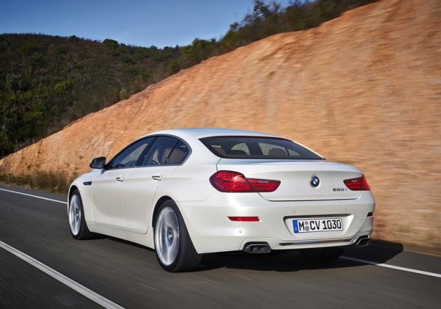 BMW 650i Gran Coupe yolda arka üç çeyrek görünüm