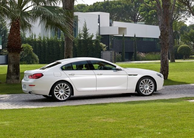 BMW 650i Gran Coupe park halinde yan görünüm