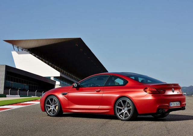 BMW M6 Coupe park halinde arka yan görünüm