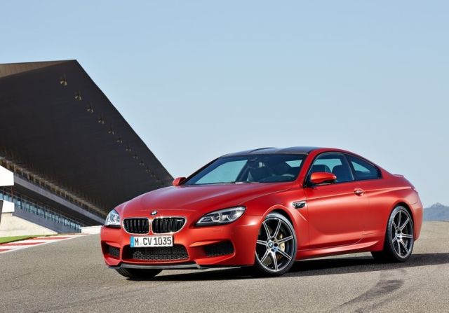 BMW M6 Coupe park halinde ön üç çeyrek görünüm