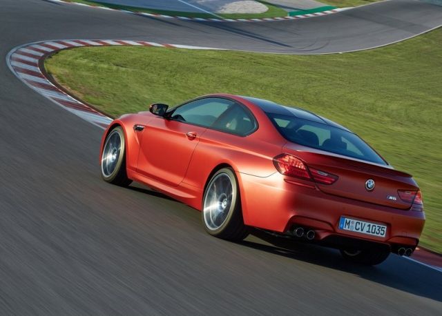 BMW M6 Coupe virajda arka görünüm