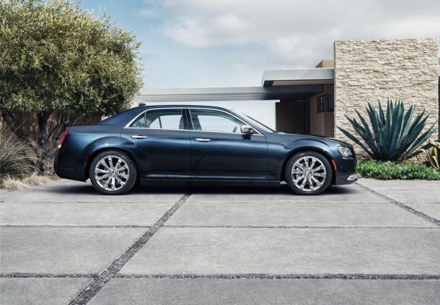 Chrysler 300C sedan yan görünümü
