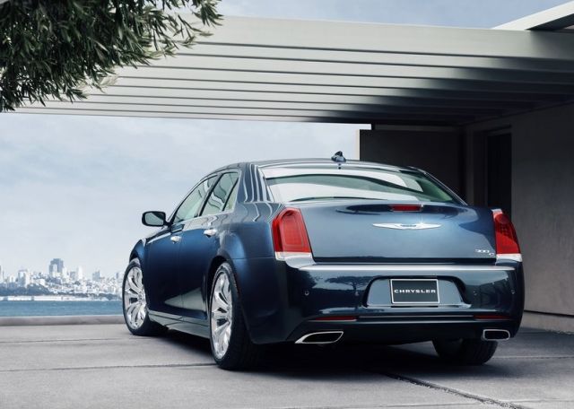Chrysler 300C arka tasarımı ve çift egzoz çıkışları