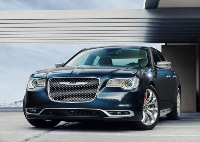 2015 Chrysler 300C ön tasarımı ve krom ızgarası