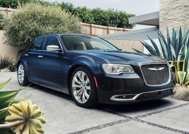 Chrysler 300C ön üç çeyrek görünümü