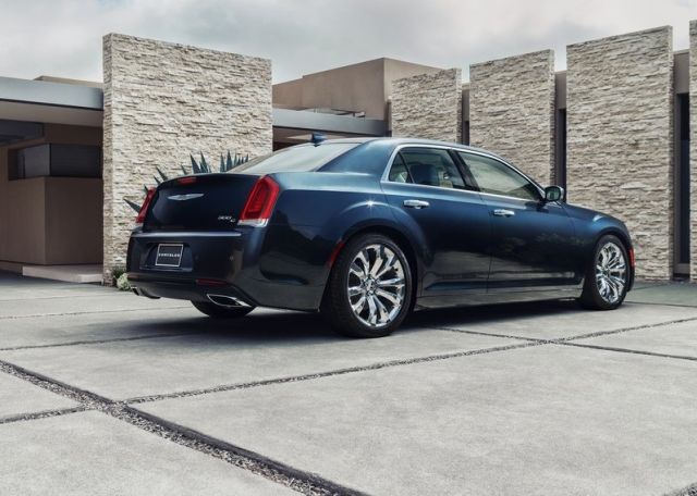 Chrysler 300C sağ arka görünümü