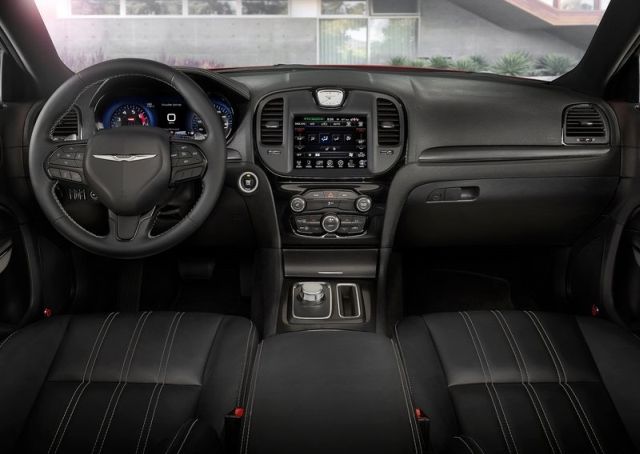 Chrysler 300S kokpit ve gösterge görünümü