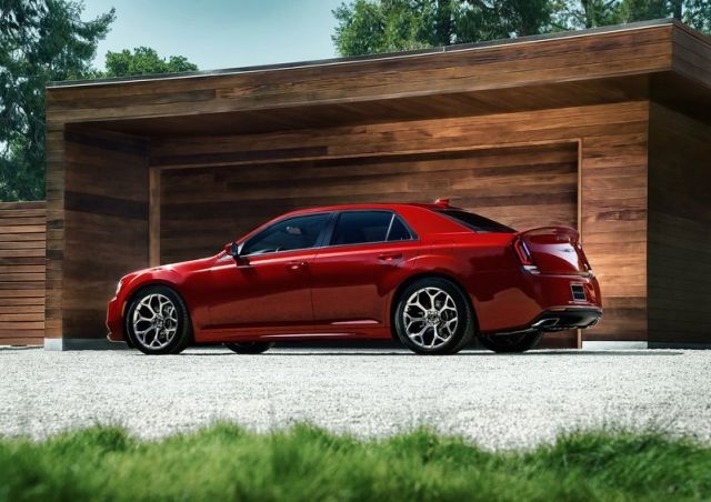 Chrysler 300S jant ve yan gövde görünümü