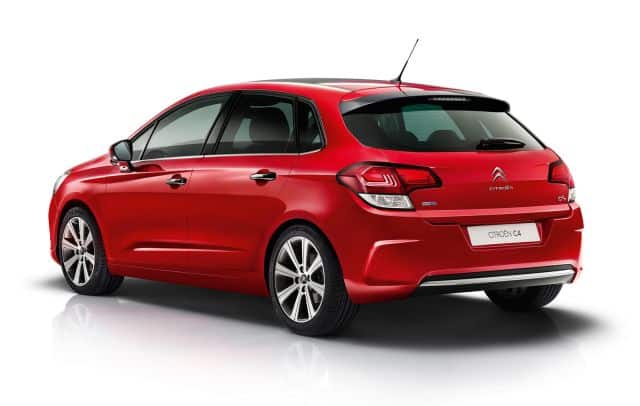 Citroen C4 Restyle kırmızı gövde arka üç çeyrek görünüm