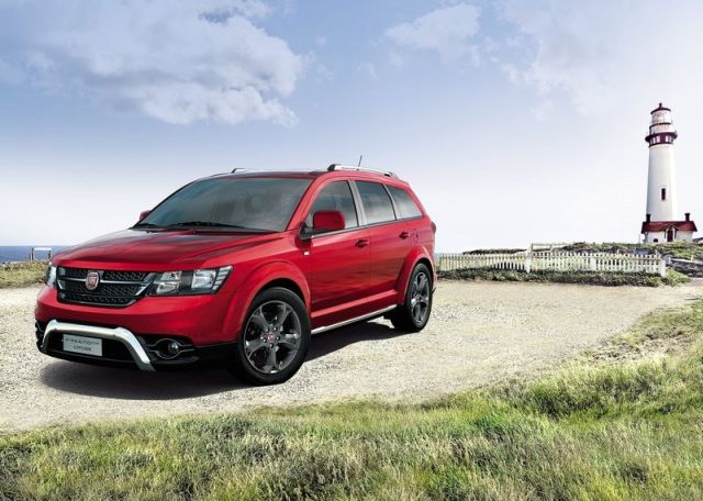Fiat Freemont Cross ön tasarımı ve siyah ızgarası