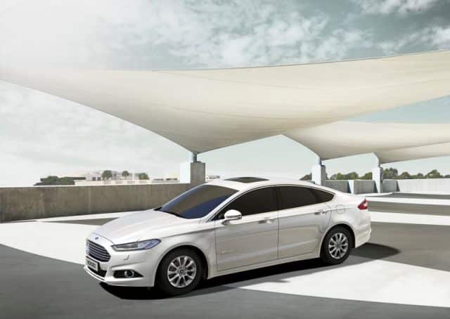 2015 Ford Mondeo Hybrid ön üç çeyrek görünümü