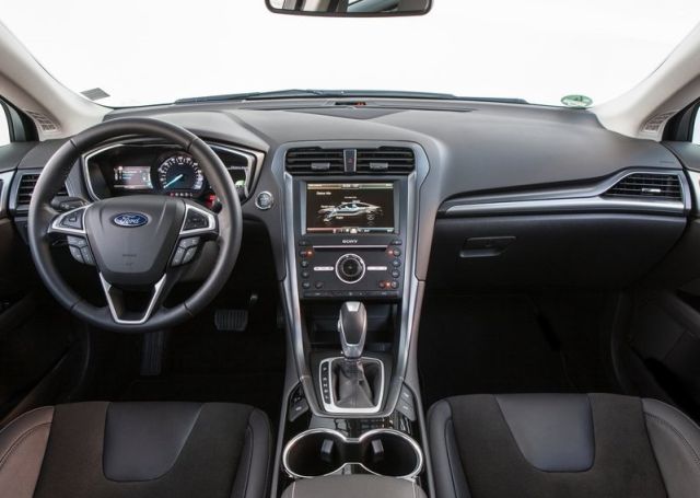 Ford Mondeo Hybrid kabin ve gösterge paneli