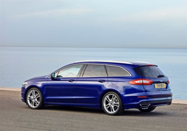 Ford Mondeo Estate mavi gövde arka üç çeyrek görünümü