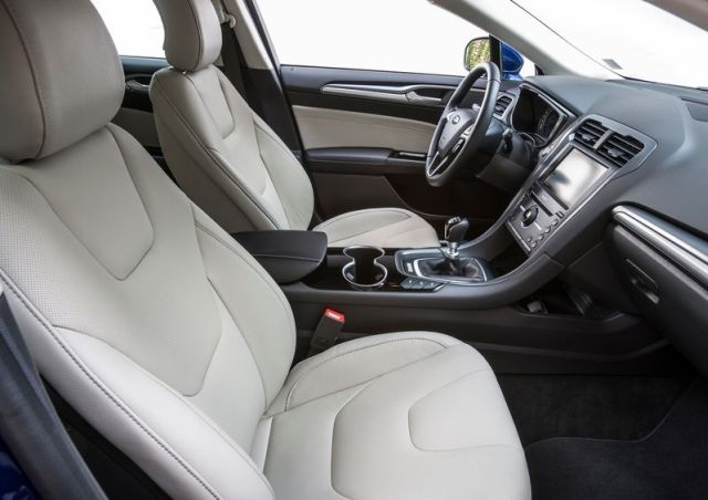 Ford Mondeo açık renk ön koltuklar ve orta konsol