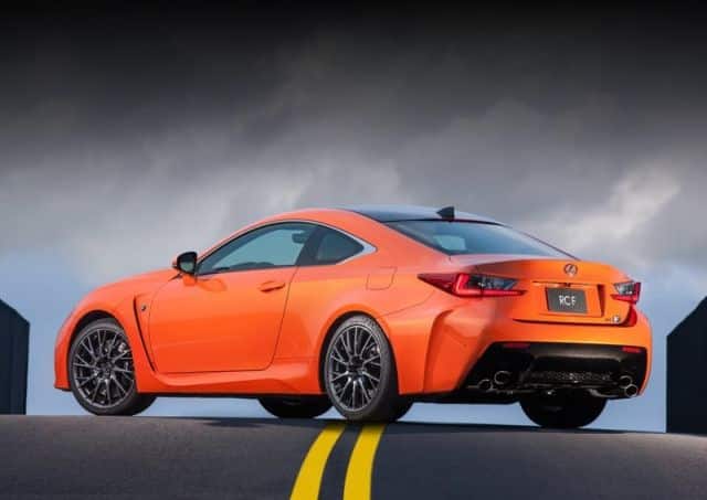 Lexus RC F yandan arka görünüm