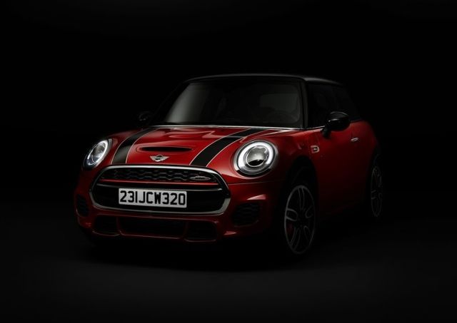 2015 MINI John Cooper Works kırmızı gövde ön üç çeyrek görünümü