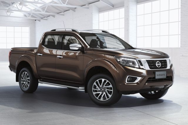 Nissan Navara önden üç çeyrek stüdyo görünümü