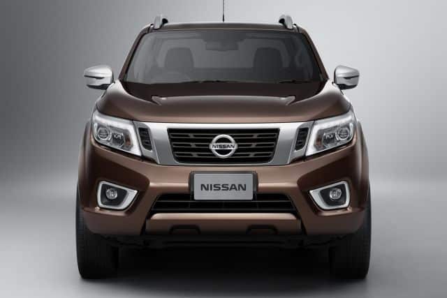 Nissan Navara ön görünüm ve V biçimli ızgara