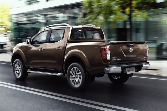 Nissan NP300 Navara arkadan üç çeyrek sürüş görünümü