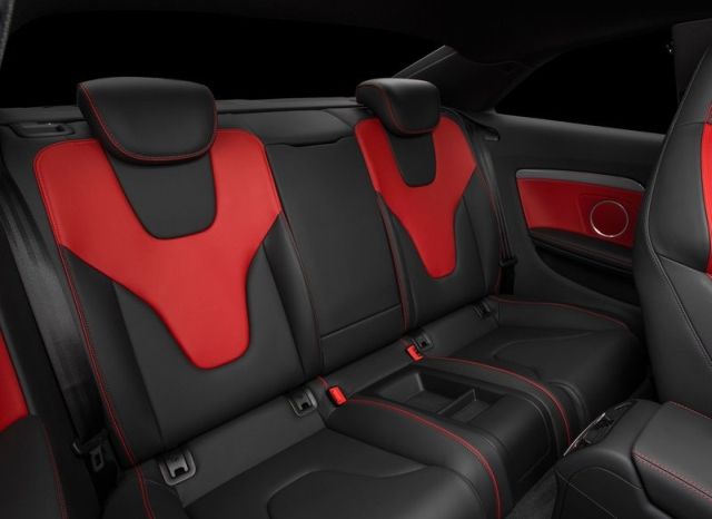Audi RS 5 Sport Edition siyah ve kırmızı deri iç mekân