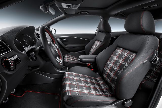Polo GTI ön spor koltukları ve kırmızı dikişli iç mekân