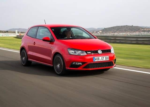 Kırmızı Polo GTI pistte önden üç çeyrek görünüm