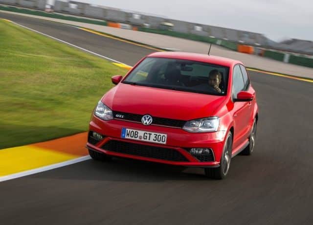 Volkswagen Polo GTI kırmızı gövdeyle pistte önden görünüm