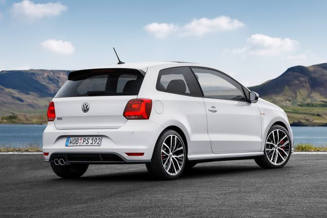 Beyaz Polo GTI sabit arkadan üç çeyrek görünüm