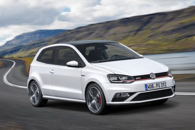 Beyaz Polo GTI dağ yolunda önden görünüm