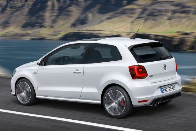 Beyaz Polo GTI dağ yolunda arkadan görünüm