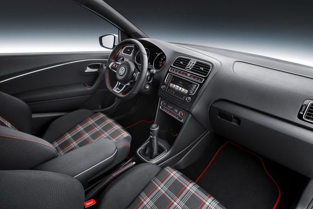 Polo GTI iç mekânı manuel vites ve ekose koltuklarla
