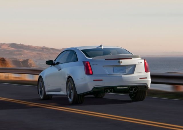 Cadillac ATS-V Coupe arka sürüş görünümü
