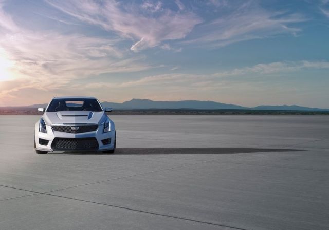 Cadillac ATS-V Coupe pist üzerinde önden görünüm