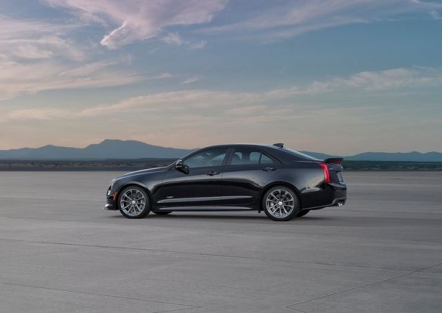 Cadillac ATS-V Sedan yan ve ön tasarım ayrıntıları