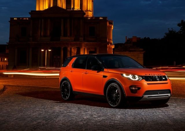 2015 Land Rover Discovery Sport turuncu gövdeyle gece şehir görünümü