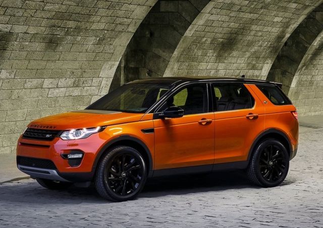 Turuncu Discovery Sport taş kemer altında yan görünüm