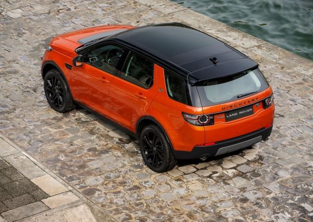 Turuncu Discovery Sport üstten arka üç çeyrek görünüm