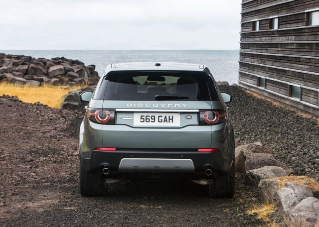 Gümüş Land Rover Discovery Sport arkadan görünüm