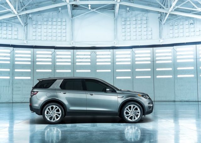 Gümüş Land Rover Discovery Sport stüdyo yan profili