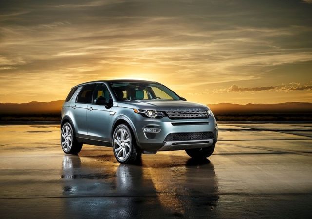 Gümüş Discovery Sport gün batımında önden üç çeyrek görünüm