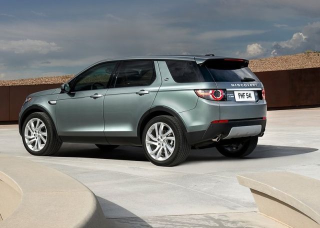 Gümüş Discovery Sport arka üç çeyrek görünüm