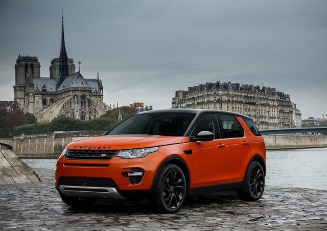 Turuncu Land Rover Discovery Sport Paris kıyısında önden görünüm