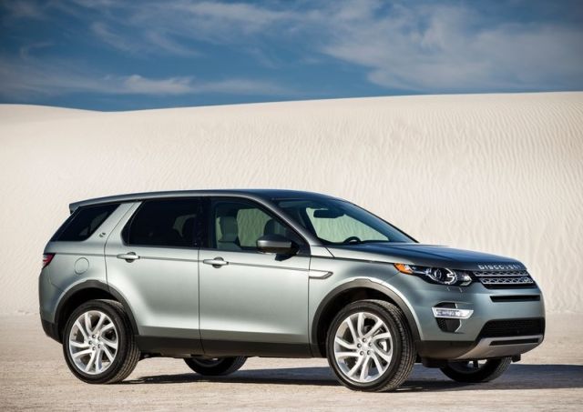 Gümüş Land Rover Discovery Sport kumluk alanda önden görünüm