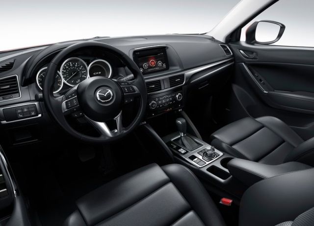 2016 Mazda CX-5 siyah iç mekân ve kokpit
